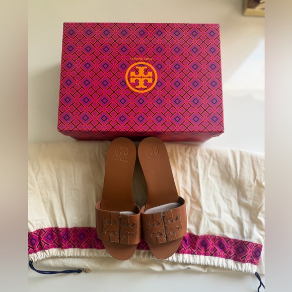 Tory Burch Shoes - Tory Burch INES 80MM WEDGE SLIDE
CALF LEATHER/METALLIC VEG
LEATHER
SIZE US 7